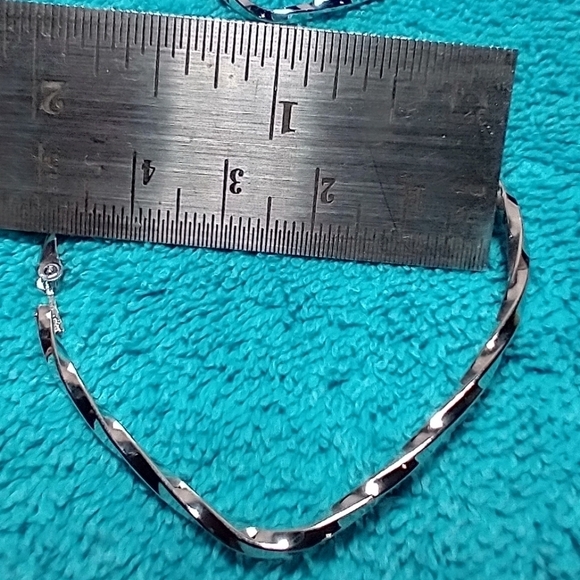 Silvertone twisted wire heart hoop wire pierced large earrings - Picture 2 of 4